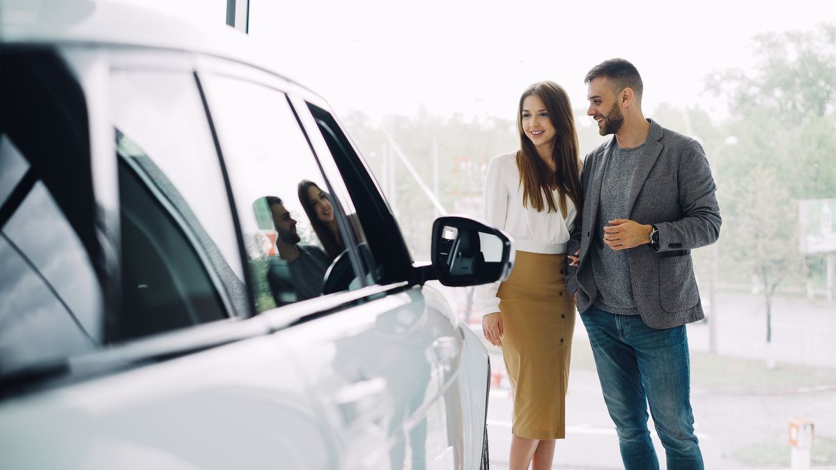 Jauna pora automobilių salone renkasi naują automobilį